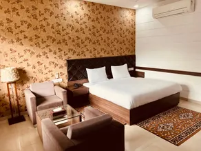 Warm 8 Bedroom Hotel with free Wifi & Parking - Image 4
