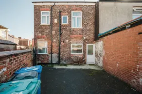 6-Bed Manchester Holiday - Image 5
