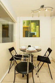Charming and Cosy Home- Sleeps 4, Free Parking, Private Patio - Steps from Warwick Castle & Town! Perfect for Workstations, Races and Cotswolds Getaways! Book Now - Image 3
