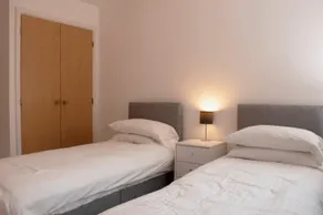 Just Relocate - Dearlove Place with Free Parking - Image 4