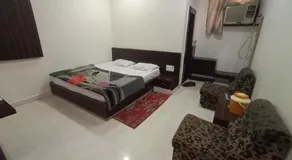 Hotel Paradise Stays - Image 2