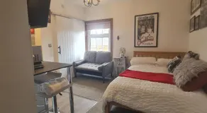 West Street Studios, Free WIFI, FREE Parking, Washer dryer - Image 2