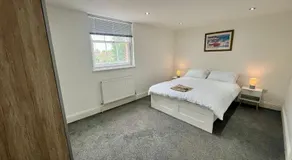 Spacious 4-Bedroom House - Garden & Free Parking - Image 2