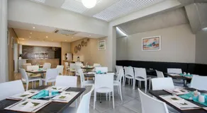 Marine Hotel - Image 3