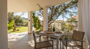 Stunning Villa - private garden - front beach- free parking - Image 4