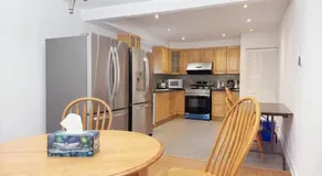 Cozy Queen room with Shared Bath near Seneca Donmills Finch - Image 4