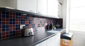 Central Cheltenham, Regency 1st Floor Apartment with PARKING, Cavalier Suite - Sleeps 6 - Image 2