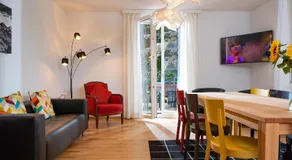  SKY Boutique Villa sleeps 4-10, Parking/Laundry, Close to Train/Bus/Town - Image 2