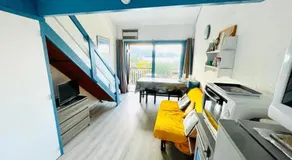 Bright apartment with terrace near the beach - Image 2