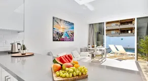 Bungalow with private pool - Image 4