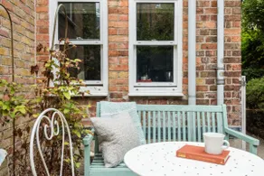 The Walton Gardens - Peaceful & Central 2BDR with Garden - Image 2