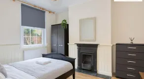 Centrally Tucked Away Private 4bed - Free parking! By Hinkley Homes Short Lets & Serviced Accommodation - Image 2