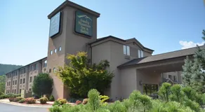 Smoky Mountain Inn & Suites - Image 4