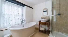 Historic Osborne House very close to the beach - Image 2
