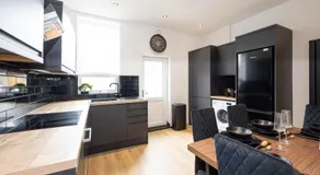 Stylish 2BR Home Sleeps 6 Cinema Room, Fast WiFi, Ideal for Short & Long Stays - Image 3