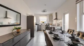 Modern 4 Bedroom House In Woodgreen - Image 4