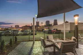 La Quinta Inn & Suites by Wyndham Memphis Downtown - Image 4