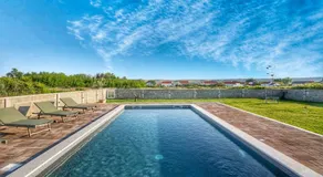 House Rose with Garden and Pool - Image 4