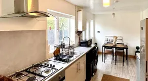 Fortune Havens- Entire 3BDR Home with Private Parking and Back garden - Image 2