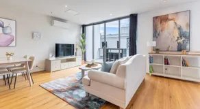 Loft Life Footscray Near Cafes & CBD - Image 2
