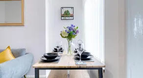 Spacious 6BR Home in Birkenhead Sleeps 12 - Image 3