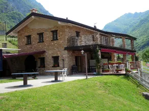 In a green and relaxing atmosphere, with pool and stunning lake view. - Image 4