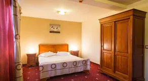 Red Hotel - Image 2