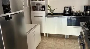 Casa inteira com três quartos, piscina climatizada por energia solar e área de churrasqueira - Image 4