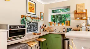 The Old Pool House, Stylish Large Studio in Private Country Estate with Air Con - Image 2