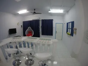 Little Blue House Kemaman Guesthouse - Image 5