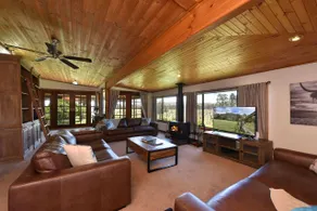 Soldiers Cottage Picturebook Vineyard Oasis - Image 3