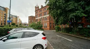 Spacious 2 bedroom city centre apartment - Image 4
