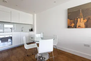 Luxury 2-Bed Flat parking near Tube and Emirates - Image 3