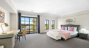 Stunning Park-fronted Luxury Grand Family House with Free Gym, Pool and Spa! - Image 2