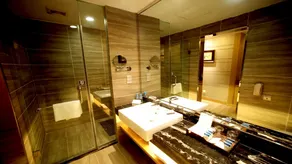 Manhattan Hotel - Image 2