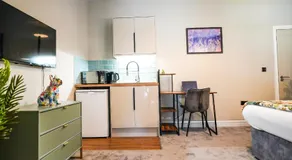 The Invicta Studios - Spacious Studios - City Centre Location - Contractor Friendly - Free WiFi - Smart TV - Desk Space - Well Designed - Communal Garden - Image 4