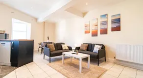 Stylish 2 Bed Flat with Free Parking near Harbour - Image 2