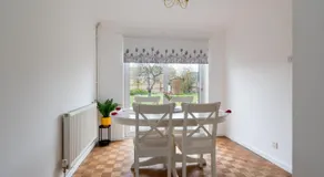 Cosy 3BR Home in Leighton Buzzard Parking Sleeps 5 Walk to Town & Train Near Rushmere Country Park & Leighton Buzzard Railway Perfect for Families & Work Stays - Image 2