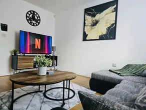 Stylish 3 Bed Home With Garden & Free Parking - Image 2
