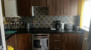 Tipton 2 Bedroomed long Stay Pad van or car free parking - Image 3