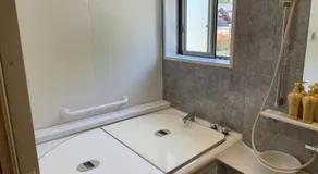いらっしゃいませ水月湖畔宿大五郎丸は素泊まり専用の宿です - Image 2