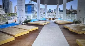 Entire flat w infinity pool and 5m walk to Fort Valley station - Image 4