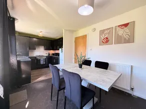Luxury 3-Bed Townhouse | Free Parking | Central - Image 5