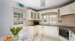 The Old Schoolhouse of Warren Lodge Boutique Cottages - Image 3