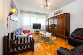 Luxury Split Center Apartment - Image 3