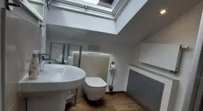Chambre privée conviviale et familiale avec terrasse | Vue jardin - Image 2