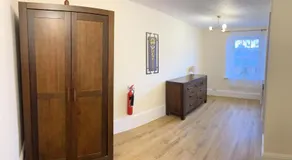 Stay in Yeovil Town Centre, Large 2 BD Apt With Parking, Sleeps 4 - Image 5