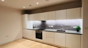 London city airport 2 bed apartment - Image 3