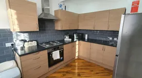 Harbour House - Entire Detached 4-BDR & 4-Beds Home, Ensuite and Bath - Serving Contractors, Tourists, Santa Pod, and Silverstone - Sleep 7 - Smart TV - Self Catering - Hi-Speed WiFi - Ample Free On-Street Parking - Image 4