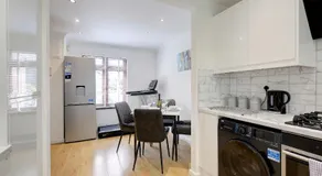 Spacious & Bright 3 Bedroom House in Peterborough - Image 5